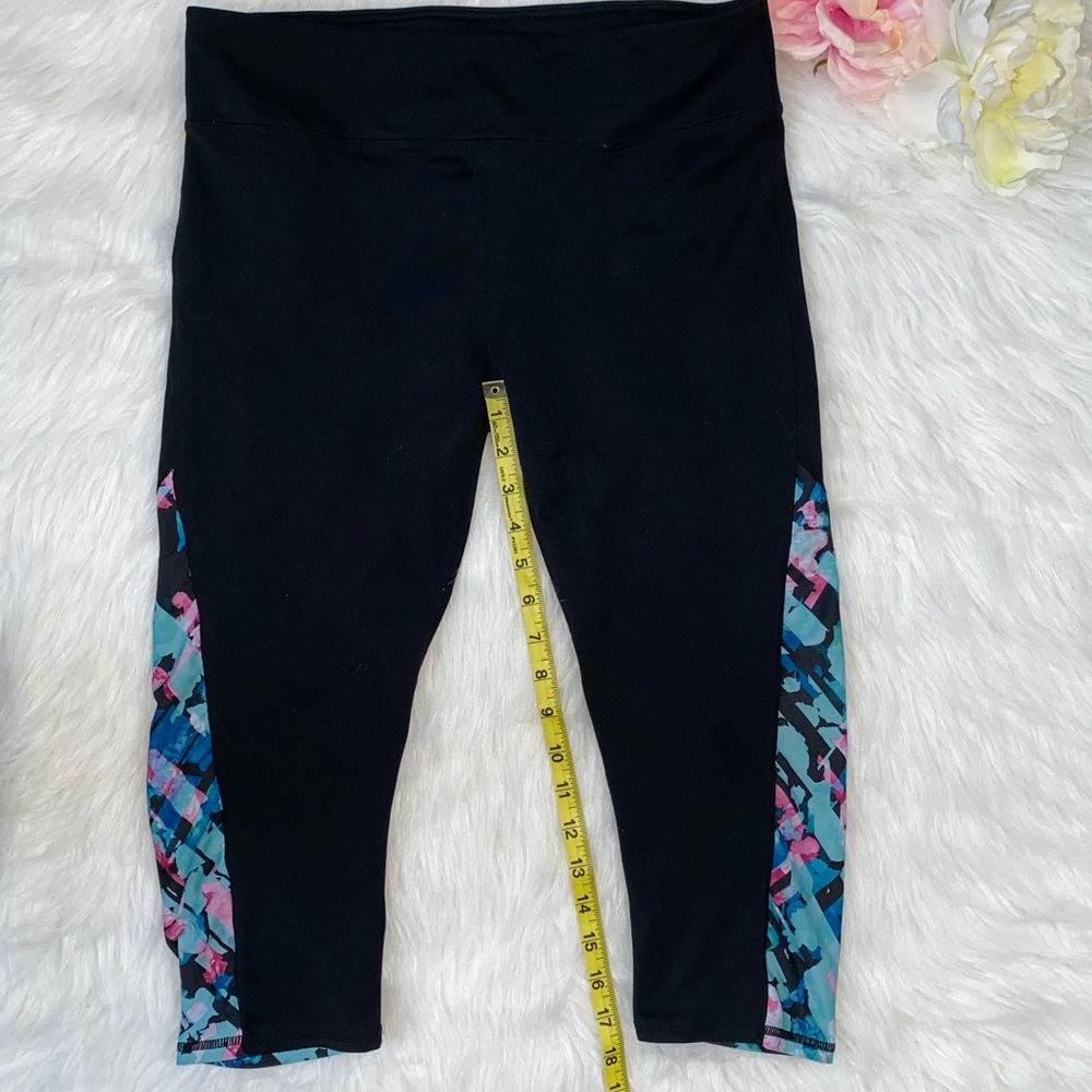 Fabletics Capri Leggings Large